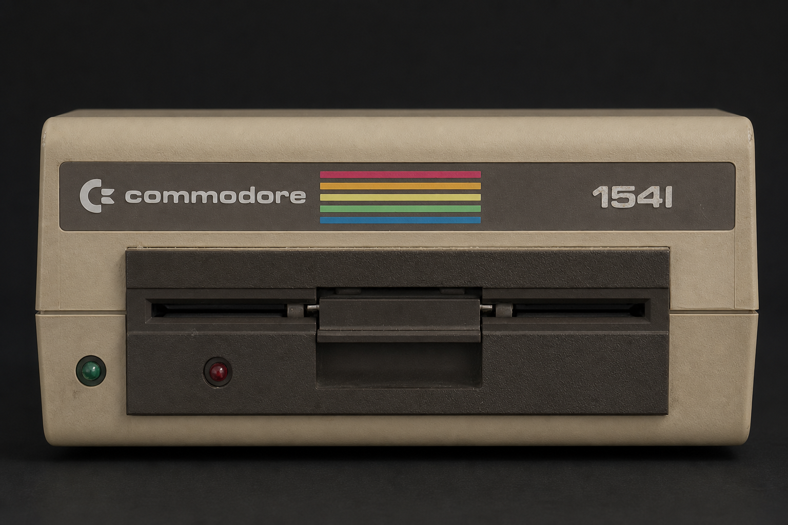 Frontal ausgerichtetes Commodore 1541 Diskettenlaufwerk mit beigem Gehäuse, grauer Frontblende und Diskettenschlitz